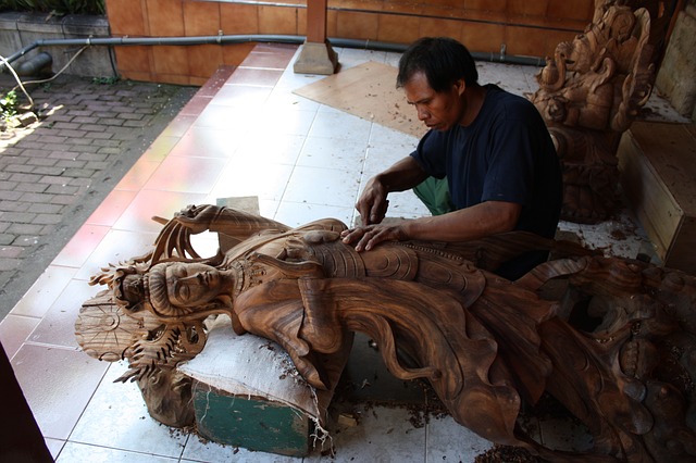 Ausflug ins Dorf Karebet zur Produktion von Holzpuppen, Indonesien