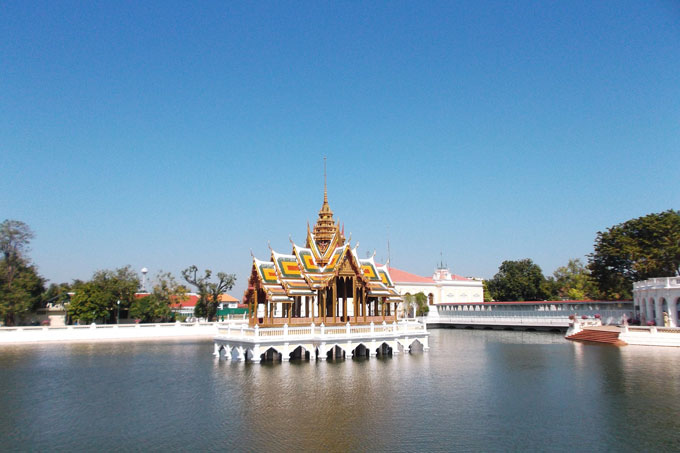 Ayutthayas Straßen mit Bangsai Arts & Craft Centre und Bang Pa In Palace, Thailand