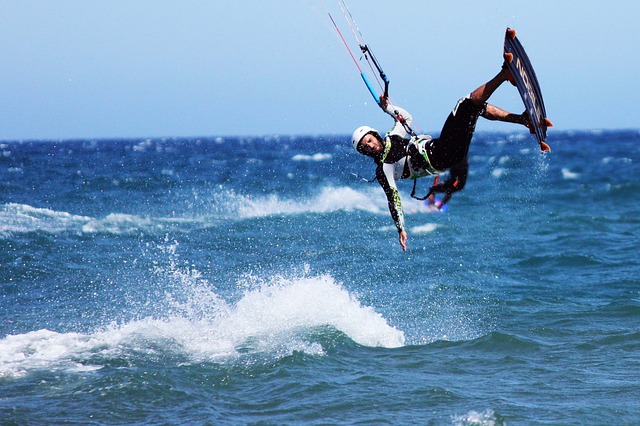 Kitesurfen am Strand von Sanur mit Rip Curl, Indonesien