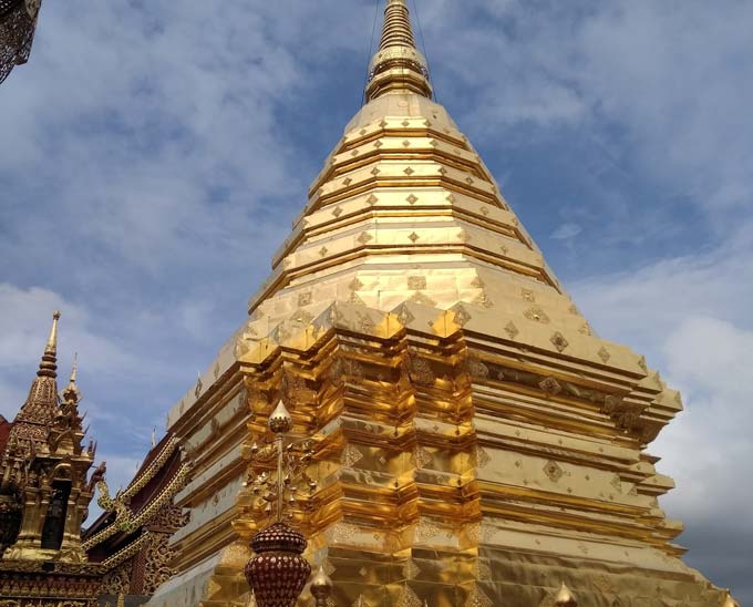 Lamphun City mit
Wat Phra That Haripunchai, Thailand