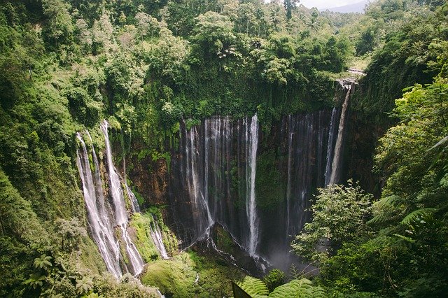 Wanderung zum Wasserfall Kelambu & Stokel, Indonesien