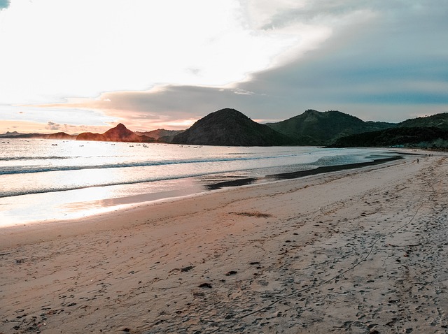 Zum abgelgenen Pink Beach im Süden, Indonesien